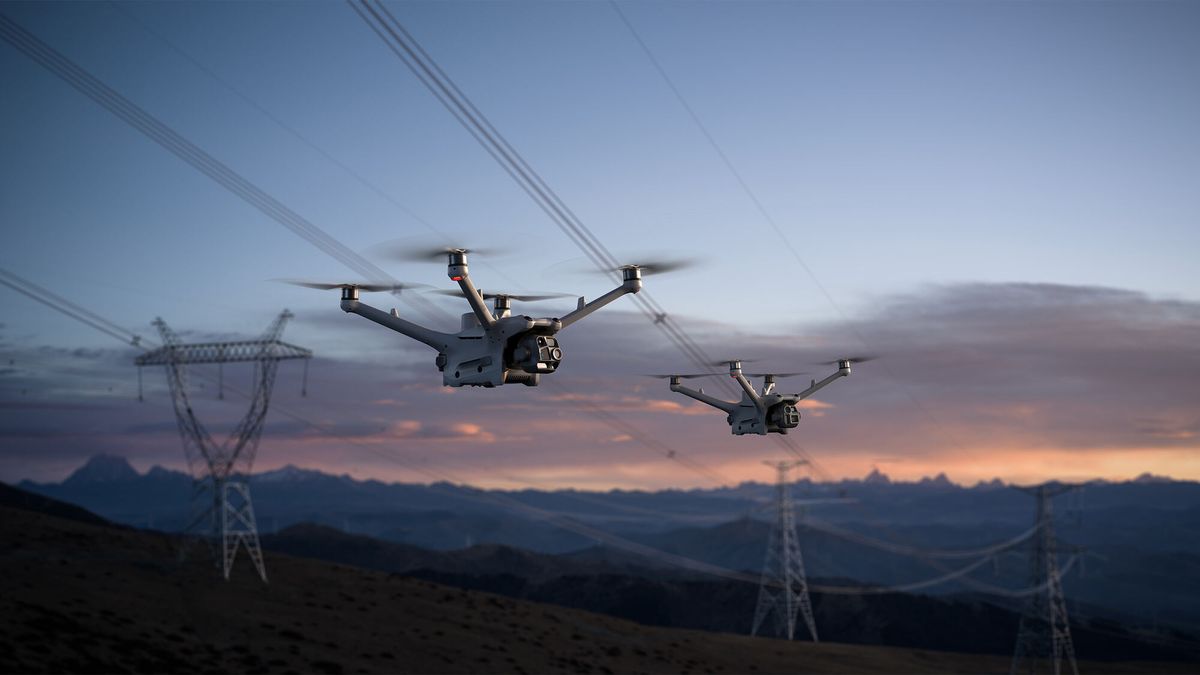 Drones DJI em operação ao entardecer, sobrevoando linhas de transmissão